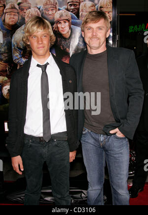 Mar 31, 2008 - Hollywood, Californie, USA - Acteur RICK SCHRODER & fils Luke au croisement "Leatherheads" première mondiale au profit de l'American Film Institute a tenu à le Grauman's Chinese Theatre. (Crédit Image : Banque D'Images