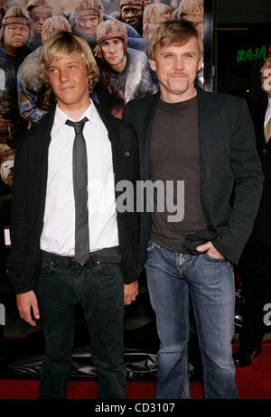 Mar 31, 2008 - Hollywood, Californie, USA - Acteur RICK SCHRODER & fils Luke au croisement "Leatherheads" première mondiale au profit de l'American Film Institute a tenu à le Grauman's Chinese Theatre. (Crédit Image : Banque D'Images