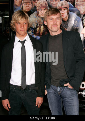 Mar 31, 2008 - Hollywood, Californie, USA - Acteur RICK SCHRODER & fils Luke au croisement "Leatherheads" première mondiale au profit de l'American Film Institute a tenu à le Grauman's Chinese Theatre. (Crédit Image : Banque D'Images