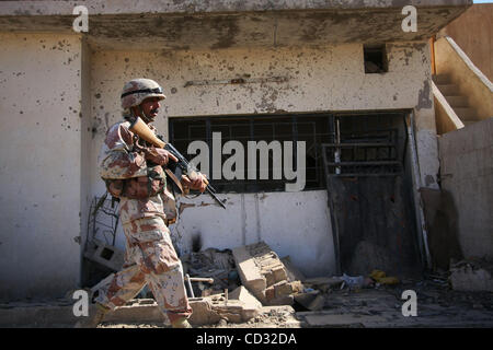 Apr 03, 2008 - Bagdad, Bagdad, Irak - Un soldat de l'armée iraquienne passe un bâtiment incendié lors d'une patrouille conjointe avec les forces américaines dans le district de Bagdad al Dora. (Crédit Image : © Simon Klingert/ZUMA Press) Banque D'Images