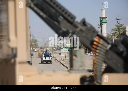 Apr 04, 2008 - Tahrir, génie, de l'Iraq - Un convoi de la police irakienne et les forces américaines patrouille dans les rues de génie, vu à travers le canon tourelle d'un MRAP (Mine--- résistantes embuscade protégée) véhicule tenues par des militaires de Charly Batterie, 2e Bataillon du 12e Régiment d'artillerie dans le cadre de 4ème B Banque D'Images