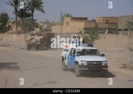 Apr 04, 2008 - Tahrir, génie, de l'Iraq - Un convoi de la police irakienne et les forces américaines patrouille dans les rues de génie, composé d'un MRAP (Mine--- résistantes embuscade protégée) rencontres tenues par des militaires de Charly Batterie, 2e Bataillon du 12e Régiment d'artillerie dans le cadre de la 4e Brigade, 2e de l'INFA Banque D'Images