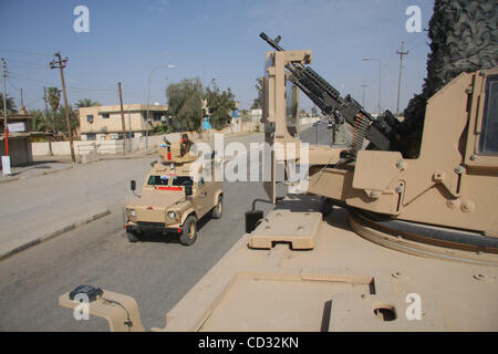 Apr 04, 2008 - Tahrir, génie, de l'Iraq - une des forces de sécurité irakiennes véhicule passe un MRAP (Mine--- résistantes embuscade protégée) véhicule tenues par des militaires de Charly Batterie, 2e Bataillon du 12e Régiment d'artillerie dans le cadre de la 4e Brigade, 2e Division d'infanterie patroling les rues de génie, de l'Iraq Banque D'Images