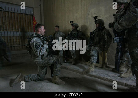 Apr 04, 2008 - Tahrir, génie, de l'Iraq - Des soldats du 2e Peloton, Charly Batterie, 2e Bataillon du 12e Régiment d'artillerie dans le cadre de la 4e Brigade, 2e Division d'infanterie se préparent à patrouiller le quartier de Tahrir Génie au poste de sécurité commune Chef X-Ray situé dans le même district. (Crédit I Banque D'Images