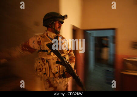 Apr 04, 2008 - Tahrir, génie, en Iraq - Un soldat irakien cherche un Irakien chambre sur une patrouille conjointe avec les forces du 2e Peloton, Charly Batterie, 2e Bataillon du 12e Régiment d'artillerie dans le cadre de la 4e Brigade, 2e Division d'infanterie dans le Tahrir district de génie, de l'Iraq. (Crédit Image : © Simon K Banque D'Images