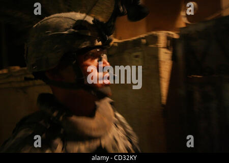 Apr 04, 2008 - Tahrir, génie, en Iraq - Un soldat de la 1ère équipe, 2e Peloton, Charly Batterie, 2e Bataillon du 12e Régiment d'artillerie dans le cadre de la 4e Brigade, 2e Division d'infanterie s'apprête à entrer dans une chambre pendant une patrouille de nuit de la Tahir district de génie, de l'Iraq. (Crédit Image : © Carte SIM Banque D'Images