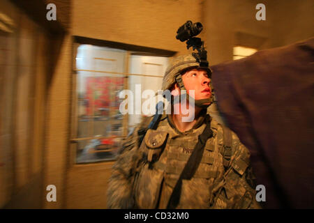 Apr 04, 2008 - Tahrir, génie, en Iraq - Un soldat de la 1ère équipe, 2e Peloton, Charly Batterie, 2e Bataillon du 12e Régiment d'artillerie dans le cadre de la 4e Brigade, 2e Division d'infanterie, vérifie l'arrière-cour d'une maison de l'Iraq au cours d'une patrouille de nuit de la Tahir district de génie, de l'Iraq. (Crédit Image : Banque D'Images