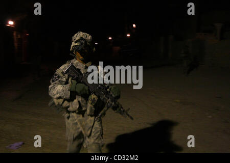 Apr 04, 2008 - Tahrir, génie, en Iraq - Un soldat de la 1ère équipe, 2e Peloton, Charly Batterie, 2e Bataillon du 12e Régiment d'artillerie dans le cadre de la 4e Brigade, 2e Division d'infanterie, les patrouilles Tahir district de génie, de l'Iraq. (Crédit Image : © Simon Klingert/ZUMA Press) RESTRICTIONS : * Allemagne Ri Banque D'Images