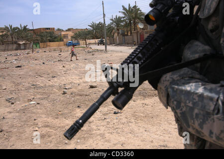 Apr 06, 2008 - Khalis, province de Diyala, l'Iraq - Un garçon court à travers une place de la ville de Khalis à Diyala province comme un soldat du 1er Peloton, Troupe de Cobra, 2e Escadron, 1e régiment de cavalerie dans le cadre de 4e Stryker Brigade Combat Team, 2e Division d'infanterie, les patrouilles. (Crédit Image : © S Banque D'Images