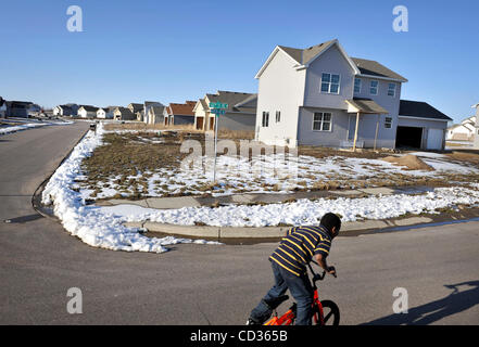 GLEN STUBBE â€¢ gstubbe@startribune.com -- Otsego, Minnesota Dimanche, Avril 13, 2008 -- un enfant scoots le long de 63e avenue NE dans Otsego préserver, une zone avec un nombre élevé de saisies et maisons invendues. (Crédit Image : © Glen Stubbe /Star Tribune/ZUMA Press) Banque D'Images