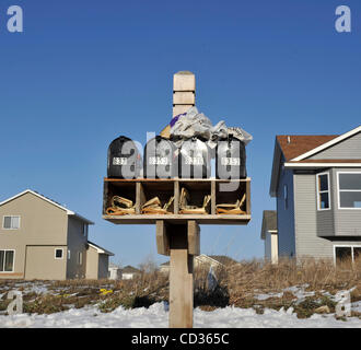 GLEN STUBBE â€¢ gstubbe@startribune.com -- Otsego, Minnesota Dimanche, Avril 13, 2008 -- sur une rue remplie de maisons vides, cette boîte aux lettres sur Martin Ave NW dans Otsego Préserver déborde de circulaires publicitaires. (Crédit Image : © Glen Stubbe /Star Tribune/ZUMA Press) Banque D'Images