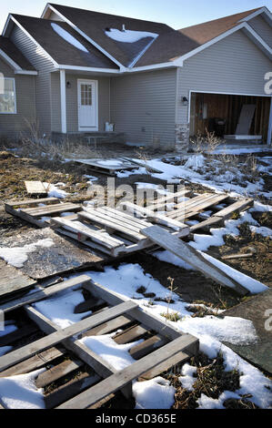 GLEN STUBBE â€¢ gstubbe@startribune.com -- Otsego, Minnesota Dimanche 13 Avril 2008 -- dernière années, les mauvaises herbes et les palettes vides remplir la pelouse d'une maison inoccupée sur Martin Ave NW dans Otsego préserver. Ce quartier a beaucoup de vide, inachevée et forclosed homes. (Crédit Image : © Glen Stubbe /Star Trib Banque D'Images