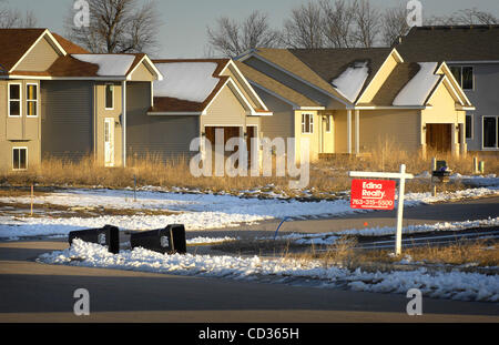 GLEN STUBBE â€¢ gstubbe@startribune.com -- Otsego, Minnesota Dimanche 13 Avril 2008 -- dernière années mauvaises herbes remplir les pelouses d'une maisons inoccupées sur Martin Ave NW dans Otsego préserver. Ce quartier a beaucoup de vide, inachevée et forclosed homes. (Crédit Image : © Glen Stubbe /Star Tribune/ZUMA Press) Banque D'Images
