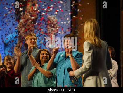 Apr 15, 2008 - Dallas, Texas, USA - CAROLYN GURTZ de Gaithersburg, MD réagit après sa recette pour le double plaisir biscuits a remporté la somme de 1 millions d'grand-prix lors de la 43e concours Bake-Off de Pillsbury au Fairmount Hotel. L'hôte du réseau alimentaire SANDRA LEE (à droite) a fait l'annonce. (Cred Banque D'Images