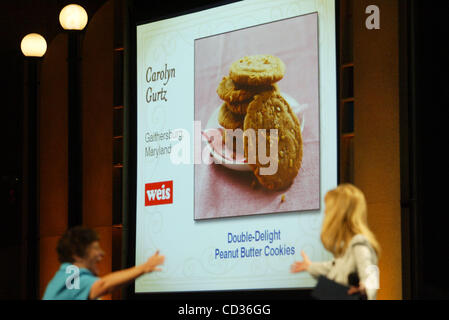 Apr 15, 2008 - Dallas, Texas, USA - CAROLYN GURTZ de Gaithersburg, MD réagit après sa recette pour le double plaisir biscuits a remporté la somme de 1 millions d'grand-prix lors de la 43e concours Bake-Off de Pillsbury au Fairmount Hotel. L'hôte du réseau alimentaire SANDRA LEE (à droite) a fait l'annonce. (Cred Banque D'Images