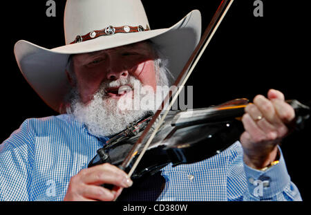 Fea 041808 Photo de Volunteer Jam/Eaux Lannis représente le Palm Beach Post 0051466A [avec l'histoire de Janis Fontaine]--- WEST PALM BEACH --- Charlie Daniels fonctionne à l'Amphithéâtre Cruzan à Volunteer Jam vendredi soir. La plus récente de la liste des groupes de nombreux albums est 'Deuces', publié en 2007. 04 Banque D'Images