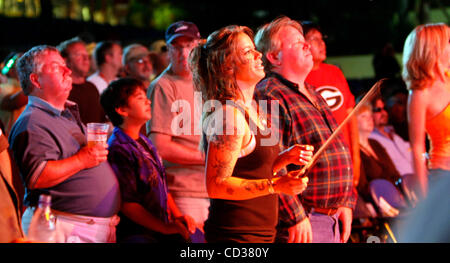 Fea 041808 Photo de Volunteer Jam/Eaux Lannis représente le Palm Beach Post 0051466A [avec l'histoire de Janis Fontaine]--- WEST PALM BEACH --- Charlie Daniels fans au Volunteer Jam vendredi soir. 04/18/08 Banque D'Images