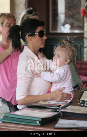 Los Angeles, 2008-4-19 / KATIE PRICE ET PETER ANDRE shopping avec leur fille PRINCESS TIAAMII (crédit Image : © Laguna Images/ZUMA Press) Banque D'Images