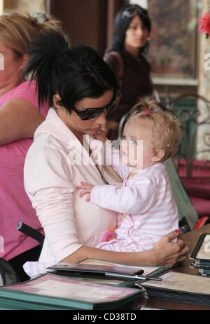 Los Angeles, 2008-4-19 / KATIE PRICE ET PETER ANDRE shopping avec leur fille PRINCESS TIAAMII (crédit Image : © Laguna Images/ZUMA Press) Banque D'Images