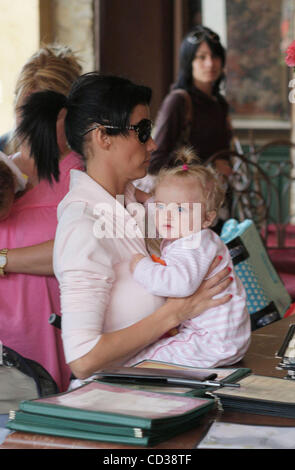 Los Angeles, 2008-4-19 / KATIE PRICE ET PETER ANDRE shopping avec leur fille PRINCESS TIAAMII (crédit Image : © Laguna Images/ZUMA Press) Banque D'Images