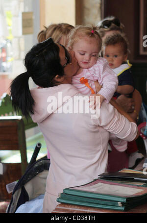 Los Angeles, 2008-4-19 / KATIE PRICE ET PETER ANDRE shopping avec leur fille PRINCESS TIAAMII (crédit Image : © Laguna Images/ZUMA Press) Banque D'Images