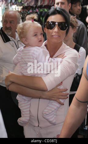 Los Angeles, 2008-4-19 / KATIE PRICE ET PETER ANDRE shopping avec leur fille PRINCESS TIAAMII (crédit Image : © Laguna Images/ZUMA Press) Banque D'Images