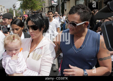 Los Angeles, 2008-4-19 / KATIE PRICE ET PETER ANDRE shopping avec leur fille PRINCESS TIAAMII (crédit Image : © Laguna Images/ZUMA Press) Banque D'Images