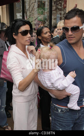 Los Angeles, 2008-4-19 / KATIE PRICE ET PETER ANDRE shopping avec leur fille PRINCESS TIAAMII (crédit Image : © Laguna Images/ZUMA Press) Banque D'Images