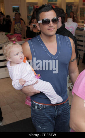 Los Angeles, 2008-4-19 / KATIE PRICE ET PETER ANDRE shopping avec leur fille PRINCESS TIAAMII (crédit Image : © Laguna Images/ZUMA Press) Banque D'Images