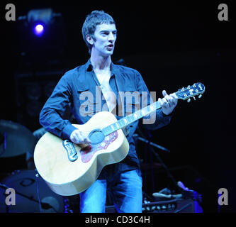 25 avr 2008 - Indio, California, USA - Musicien Richard Ashcroft de The Verve, le groupe se produit sur scène dans le cadre de la vallée de Coachella 2008 Music and Arts Festival qui aura lieu à l'Empire Polo Field situé dans la région de Indio. Les trois jours du festival permettra d'attirer des milliers de fans pour voir les musiciens Banque D'Images