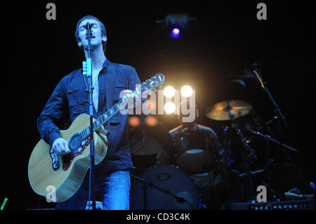 25 avr 2008 - Indio, California, USA - Musicien Richard Ashcroft de The Verve, le groupe se produit sur scène dans le cadre de la vallée de Coachella 2008 Music and Arts Festival qui aura lieu à l'Empire Polo Field situé dans la région de Indio. Les trois jours du festival permettra d'attirer des milliers de fans pour voir les musiciens Banque D'Images