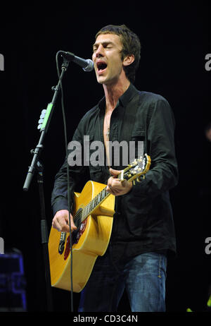 25 avr 2008 - Indio, California, USA - Musicien Richard Ashcroft de The Verve, le groupe se produit sur scène dans le cadre de la vallée de Coachella 2008 Music and Arts Festival qui aura lieu à l'Empire Polo Field situé dans la région de Indio. Les trois jours du festival permettra d'attirer des milliers de fans pour voir les musiciens Banque D'Images