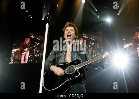 (04/27/2008 : Tampa, FL) TP   DOYEN 287130 BONJOVI 11 Légende : Jon Bon Jovi se produit avec son groupe Bon Jovi au St. Pete Times Forum le 27 avril 2008. photo par ATOYIA DEANS | fois Résumé : Daughtry et Bon Jovi jouent la Pete Times Forum le dimanche 27 avril. Nous aimerions photos des deux Banque D'Images