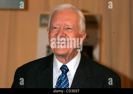 Le 28 avril 2008 - New York, New York, États-Unis - l'ancien président Jimmy Carter SIGNE DES EXEMPLAIRES DE SON LIVRE, ''remarquables'' mère , UN HOMMAGE À SA PROPRE MÈRE À BARNES ET PRIX NOBEL DE LA CINQUIÈME AVENUE .LIBRAIRIE 04-28-2009. 2008.L'ancien président Jimmy Carter .K57897RM(Image Crédit : Â© Rick Mackler/Globe P Banque D'Images