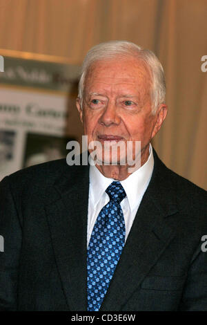 Le 28 avril 2008 - New York, New York, États-Unis - l'ancien président Jimmy Carter SIGNE DES EXEMPLAIRES DE SON LIVRE, ''remarquables'' mère , UN HOMMAGE À SA PROPRE MÈRE À BARNES ET PRIX NOBEL DE LA CINQUIÈME AVENUE .LIBRAIRIE 04-28-2009. 2008.L'ancien président Jimmy Carter .K57897RM(Image Crédit : Â© Rick Mackler/Globe P Banque D'Images