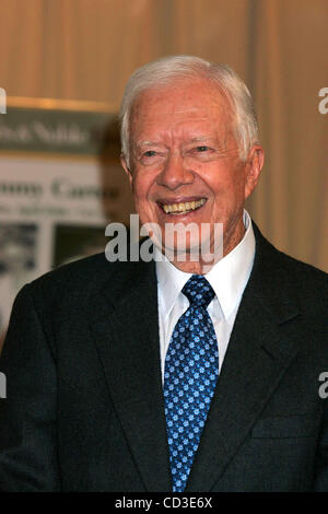 Le 28 avril 2008 - New York, New York, États-Unis - l'ancien président Jimmy Carter SIGNE DES EXEMPLAIRES DE SON LIVRE, ''remarquables'' mère , UN HOMMAGE À SA PROPRE MÈRE À BARNES ET PRIX NOBEL DE LA CINQUIÈME AVENUE .LIBRAIRIE 04-28-2009. 2008.L'ancien président Jimmy Carter .K57897RM(Image Crédit : Â© Rick Mackler/Globe P Banque D'Images