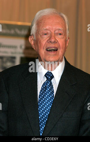 Le 28 avril 2008 - New York, New York, États-Unis - l'ancien président Jimmy Carter SIGNE DES EXEMPLAIRES DE SON LIVRE, ''remarquables'' mère , UN HOMMAGE À SA PROPRE MÈRE À BARNES ET PRIX NOBEL DE LA CINQUIÈME AVENUE .LIBRAIRIE 04-28-2009. 2008.L'ancien président Jimmy Carter .K57897RM(Image Crédit : Â© Rick Mackler/Globe P Banque D'Images