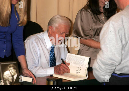 Le 28 avril 2008 - New York, New York, États-Unis - l'ancien président Jimmy Carter SIGNE DES EXEMPLAIRES DE SON LIVRE, ''remarquables'' mère , UN HOMMAGE À SA PROPRE MÈRE À BARNES ET PRIX NOBEL DE LA CINQUIÈME AVENUE .LIBRAIRIE 04-28-2009. 2008.L'ancien président Jimmy Carter .K57897RM(Image Crédit : Â© Rick Mackler/Globe P Banque D'Images