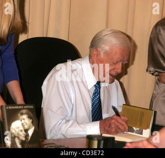 Le 28 avril 2008 - New York, New York, États-Unis - l'ancien président Jimmy Carter SIGNE DES EXEMPLAIRES DE SON LIVRE, ''remarquables'' mère , UN HOMMAGE À SA PROPRE MÈRE À BARNES ET PRIX NOBEL DE LA CINQUIÈME AVENUE .LIBRAIRIE 04-28-2009. 2008.L'ancien président Jimmy Carter .K57897RM(Image Crédit : Â© Rick Mackler/Globe P Banque D'Images