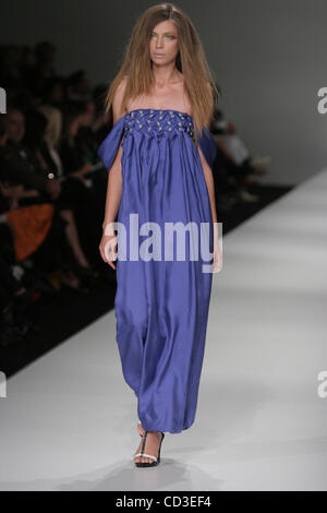 Apr 28, 2008 - Sydney, Australie - un modèle sur la piste pendant la Nicola Finetti Printemps/Été 2008-2009 collection voir à Rosemount Australian Fashion Week à Sydney. (Crédit Image : © Marianna Massey Jour/ZUMA Press) Banque D'Images