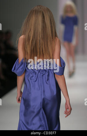 Apr 28, 2008 - Sydney, Australie - un modèle sur la piste pendant la Nicola Finetti Printemps/Été 2008-2009 collection voir à Rosemount Australian Fashion Week à Sydney. (Crédit Image : © Marianna Massey Jour/ZUMA Press) Banque D'Images