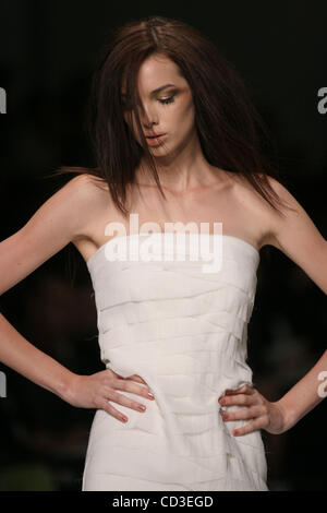 Apr 28, 2008 - Sydney, Australie - un modèle sur la piste pendant la Nicola Finetti Printemps/Été 2008-2009 collection voir à Rosemount Australian Fashion Week à Sydney. (Crédit Image : © Marianna Massey Jour/ZUMA Press) Banque D'Images