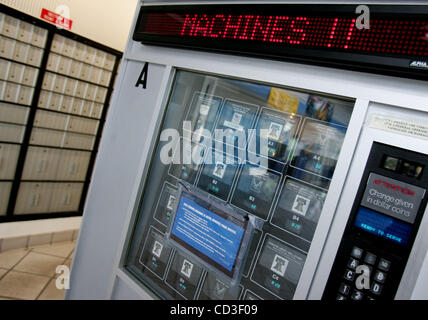 042808 a rencontré le personnel de timbres de photo de Richard Graulich/Le Palm Beach Post 0052275A - WEST PALM BEACH - Timbres de distributeurs automatiques dans le bureau de poste principal sur Boulevard sommet lundi. Des avis ont été placés sur la machine en disant qu'ils vont bientôt être retirés du service. Banque D'Images