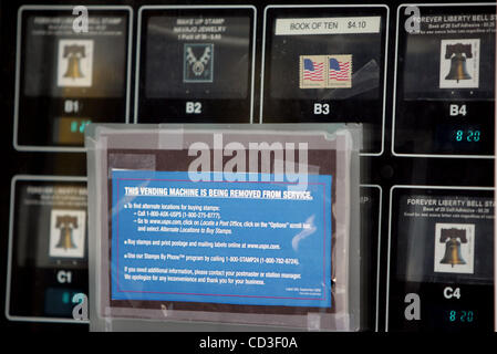 042808 a rencontré le personnel de timbres de photo de Richard Graulich/Le Palm Beach Post 0052275A - WEST PALM BEACH - Timbres de distributeurs automatiques dans le bureau de poste principal sur Boulevard sommet lundi. Des avis ont été placés sur la machine en disant qu'ils vont bientôt être retirés du service. Banque D'Images