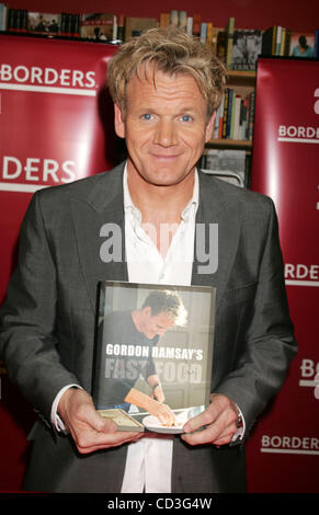 Apr 30, 2008 - New York, NY, USA - chef écossais Gordon Ramsay, personnalité de télévision et fait la promotion de son nouveau livre "Gordon Ramsay's Fast Food" sur l'Avenue du Parc. (Crédit Image : © Nancy/Kaszerman ZUMA Press) Banque D'Images