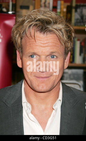 Apr 30, 2008 - New York, NY, USA - chef écossais Gordon Ramsay, personnalité de télévision et fait la promotion de son nouveau livre "Gordon Ramsay's Fast Food" sur l'Avenue du Parc. (Crédit Image : © Nancy/Kaszerman ZUMA Press) Banque D'Images