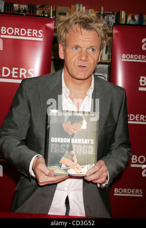 Apr 30, 2008 - New York, NY, USA - chef écossais Gordon Ramsay, personnalité de télévision et fait la promotion de son nouveau livre "Gordon Ramsay's Fast Food" sur l'Avenue du Parc. (Crédit Image : © Nancy/Kaszerman ZUMA Press) Banque D'Images