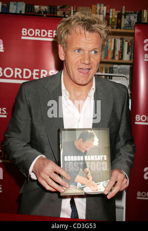 Apr 30, 2008 - New York, NY, USA - chef écossais Gordon Ramsay, personnalité de télévision et fait la promotion de son nouveau livre "Gordon Ramsay's Fast Food" sur l'Avenue du Parc. (Crédit Image : © Nancy/Kaszerman ZUMA Press) Banque D'Images