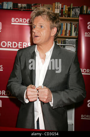 Apr 30, 2008 - New York, NY, USA - chef écossais Gordon Ramsay, personnalité de télévision et fait la promotion de son nouveau livre "Gordon Ramsay's Fast Food" sur l'Avenue du Parc. (Crédit Image : © Nancy/Kaszerman ZUMA Press) Banque D'Images