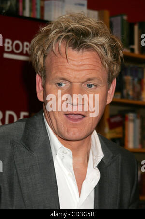 Apr 30, 2008 - New York, NY, USA - chef écossais Gordon Ramsay, personnalité de télévision et fait la promotion de son nouveau livre "Gordon Ramsay's Fast Food" sur l'Avenue du Parc. (Crédit Image : © Nancy/Kaszerman ZUMA Press) Banque D'Images